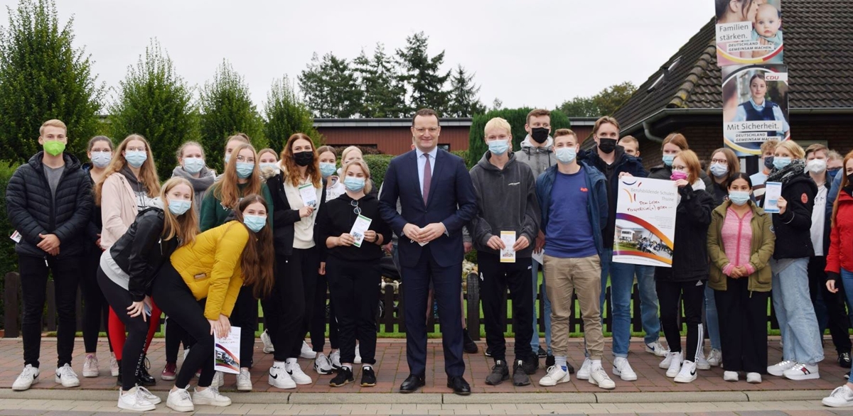 Bundesgesundheitsminister Jens Spahn mit Schüler*innen der BBS Thuine