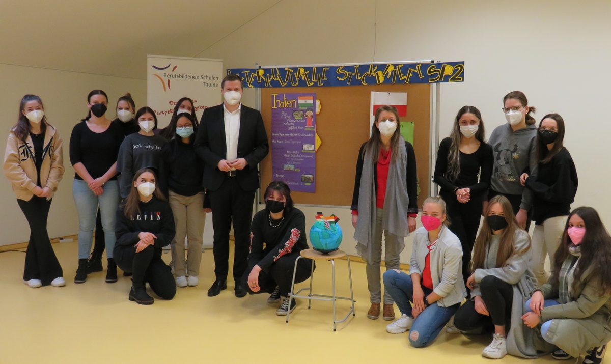 BFS Sozialpädagogik und Hauswirtschaft mit Christian Fühner, MdL, und Nadine Mosler, Schulleiterin