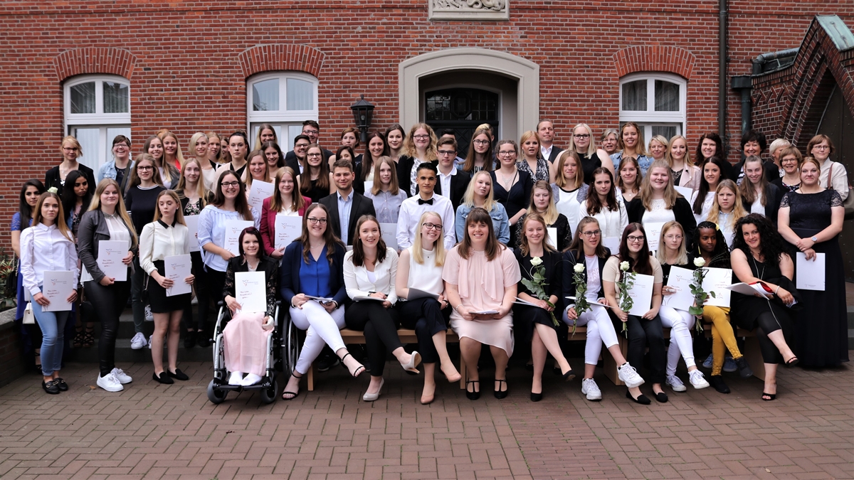 Nach der Schulentlassusngsfeier in der Christus-König-Kirche in Thuine versammelten sich 71 Schülerinnen und Schüler aus der Berufseinstiegsklasse Hauswirtschaft und Pflege, der zweijährigen Berufsfachschule Ernährung, Hauswirtschaft und Pflege, Schwerpunkt Hauswirtschaft, der Fachoberschule Gesundheit und Soziales mit dem Schwerpunkt Gesundheit/Pflege, der Fachoberschule Gesundheit und Soziales mit dem Schwerpunkt Sozialpädagogik, staatlich anerkannte Heilerziehungspfleger, staatlich geprüfte Pflegeassistenten und Schüler der zweijährigen Berufsfachschule Sozialpädagogik. Foto: J. Franke