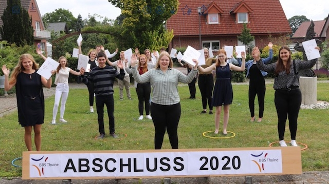 Mit ihren Abschlusszeugnissen in den Händen winken 16 Schülerinnen und Schüler der FOS 12Q ihrer Zukunft entgegen. Foto: Johannes Franke