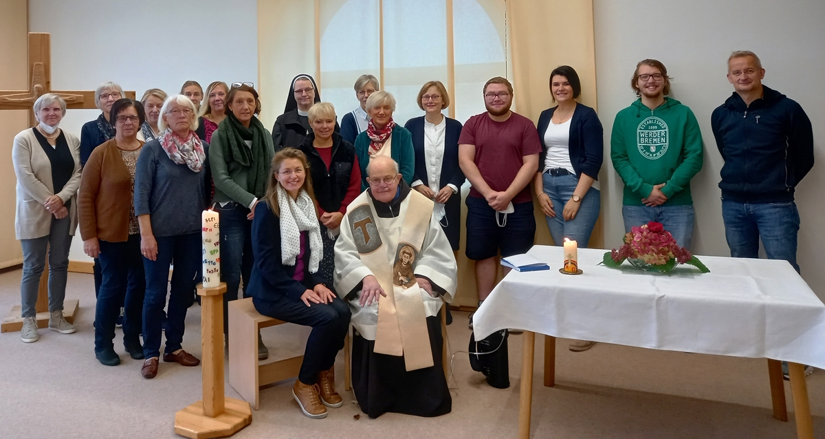 Pater Heinz-Günther mit Kollegium und Schülervertreter*innen