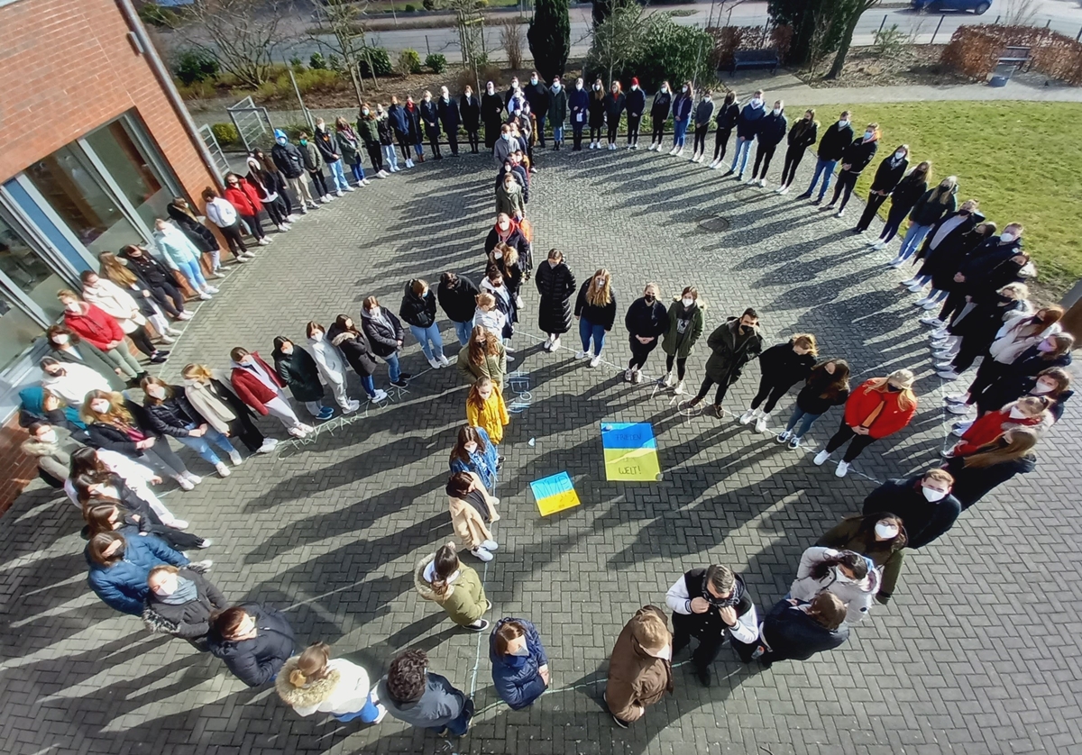 Schweigeminute im "Peace-Zeichen"