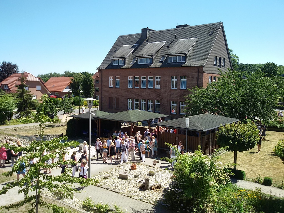 Rund 650 Ehemalige der BBS thuine haben sich bei einem Begegnungstag von "ihrem" historischen Schulgebäude (Foto, Blick aus dem Neubau) verabschiedet. Das Gebäude wird in Kürze abgerissen. Foto: BBS Thuine
