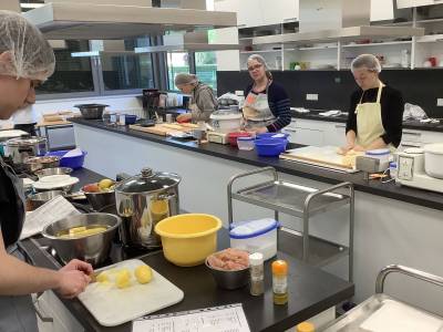 gegenüber entstehen die Quarkbrötchen...