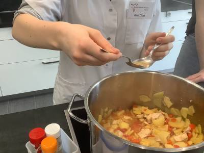 Das wird er pikante Hähnchentopf