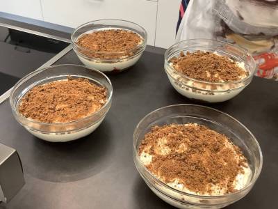 Frischkäse-Joghurt-Creme mit Kirschen und Cookies - köstlich!