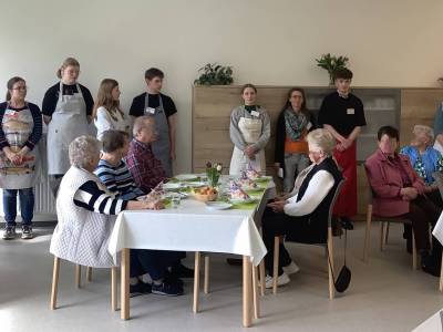 Die Schüler:innen begrüßen die Gäste und stellen das Menü vor.