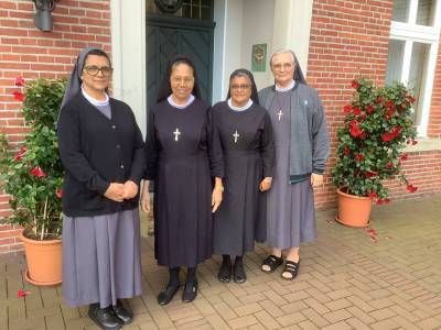 Schw. Maria Simon (re) begleitet die brasilianischen Schwestern bei ihrem Besuch in Thuine