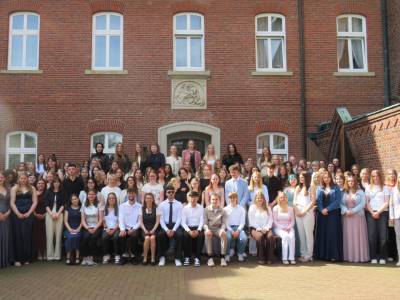 105 Absolventinnen und Absolventen mit ihren Lehrkräften