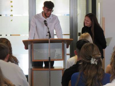 Joel Giesert (HEP3) und Erika Zinn (SPA2) hielten die Schülerrede