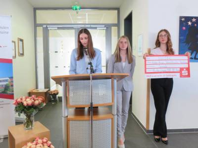 Die Schülerinnen der FOS präsentierten das Ergebnis der Spendenaktion für das Kinderhospiz 