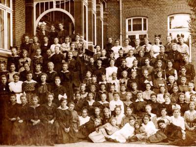 Schülerinnen vor dem Pensionat St. Agnes 1910